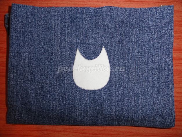 ​Аппликация из джинсовой ткани детскими руками: дерево с совами, часть 1