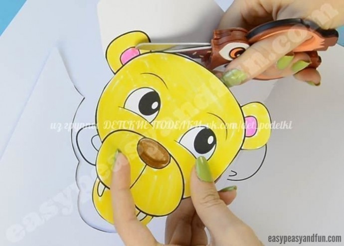 Лев с гривой из кленовых листьев Лев с гривой из кленовых листьев