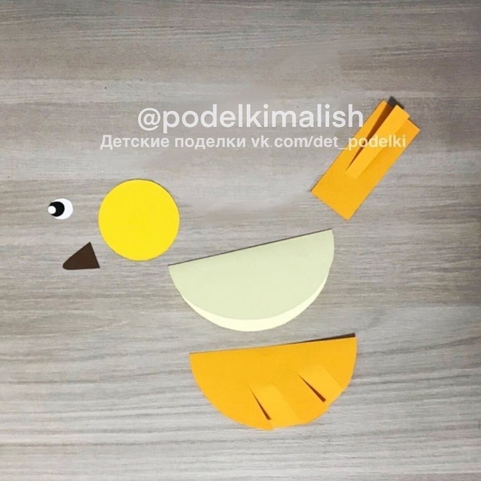 Птичка высиживает птенчиков Птичка высиживает птенчиков