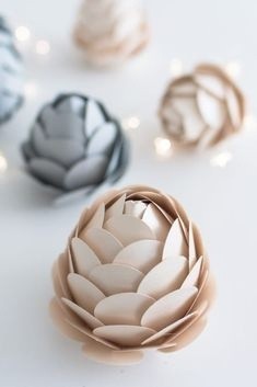 Крупные бумажные шишки