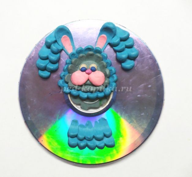 ​Пластилинография на диске: зайчик, часть 3