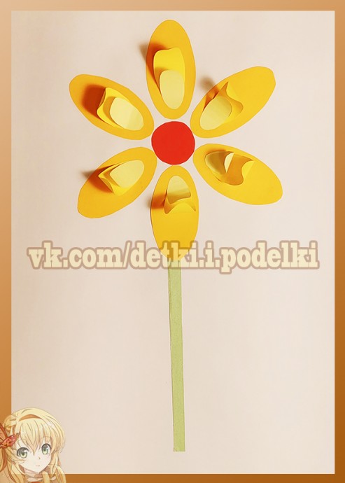 Жёлтый цветок с объёмными лепестками