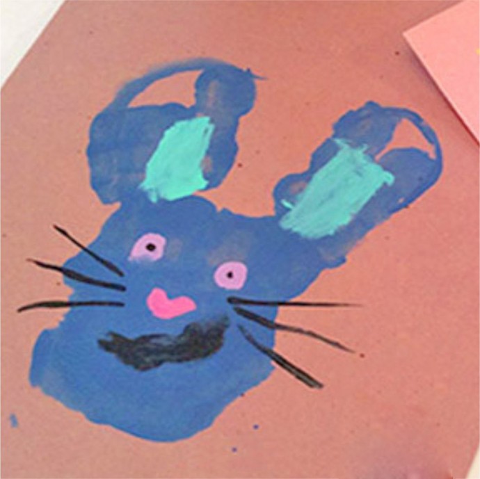 Рисуем с малышами зайчика ладошками