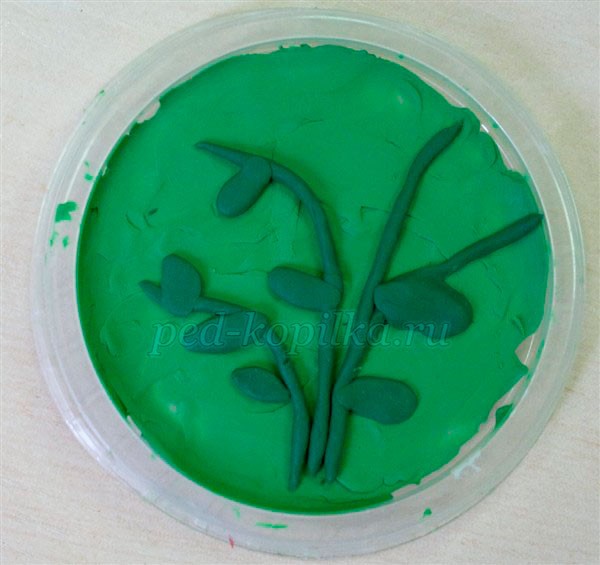 Аппликация из пластилина "На лужайке" Аппликация из пластилина "На лужайке"