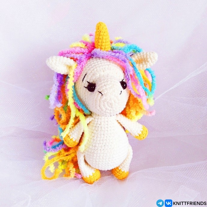 Единорог с кудрями из пряжи Единорог с кудрями из пряжи