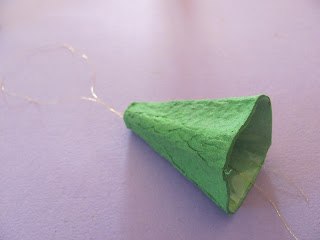 ​Новогодняя игрушка "Елочка" из картонной упаковки от яиц
