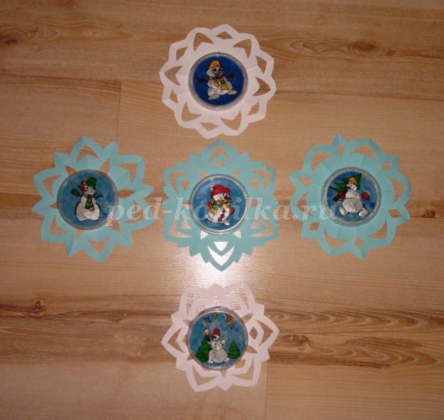 Пластилинография: снеговик в снежинке Пластилинография: снеговик в снежинке