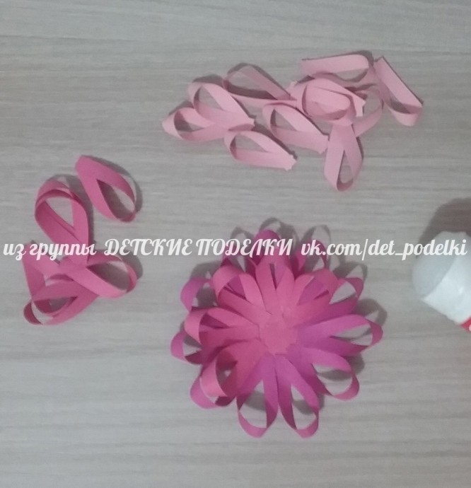 ​Объёмные цветы на фоне листьев