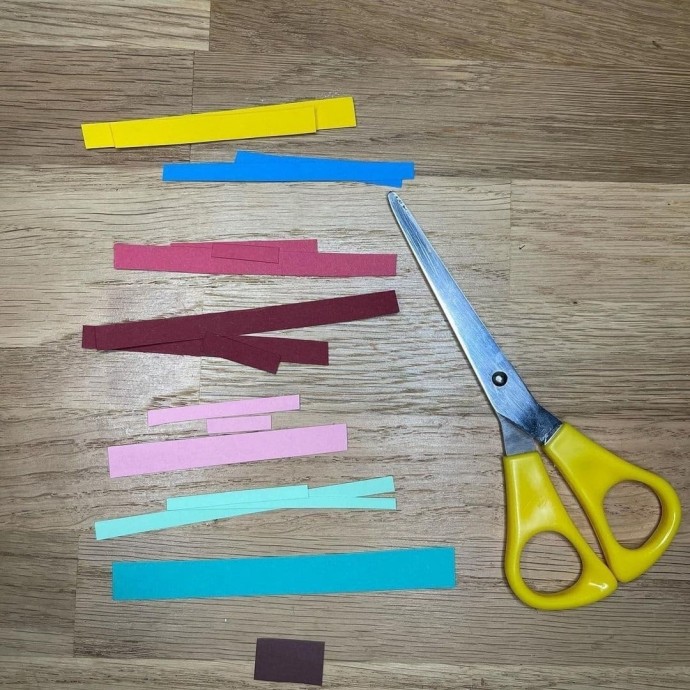 Ёлочка из цветных бумажных полосок