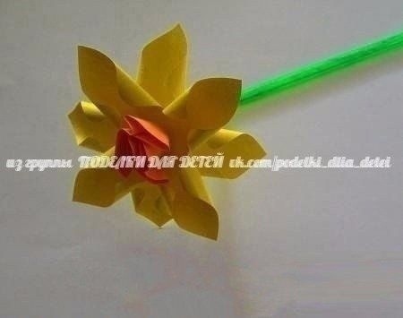 ​Нарциссы из цветной бумаги