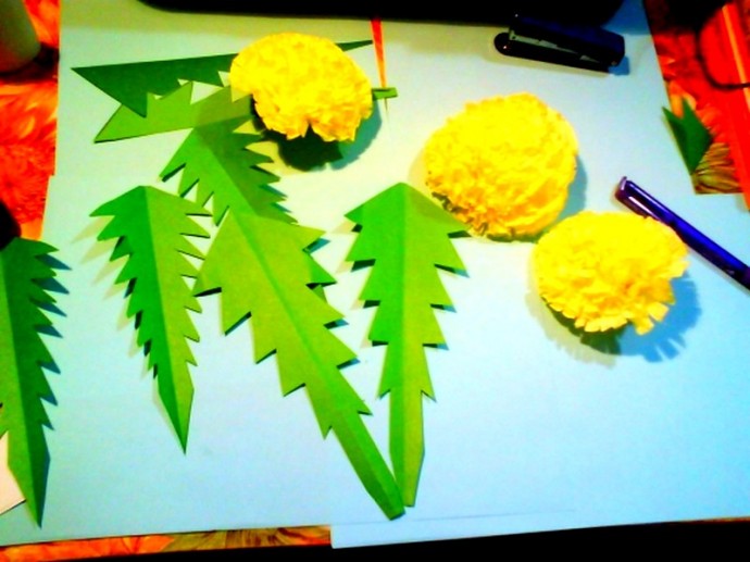 Легкий в изготовлении пушистый одуванчик из салфеток