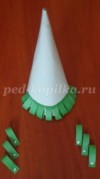Новогодняя ёлка из бумаги детскими ручками Новогодняя ёлка из бумаги детскими ручками