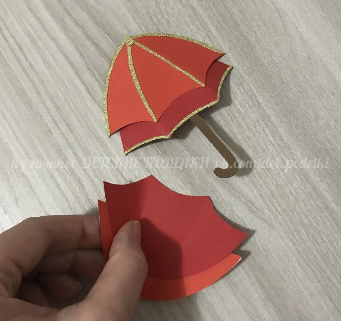 Зонтик в лужице