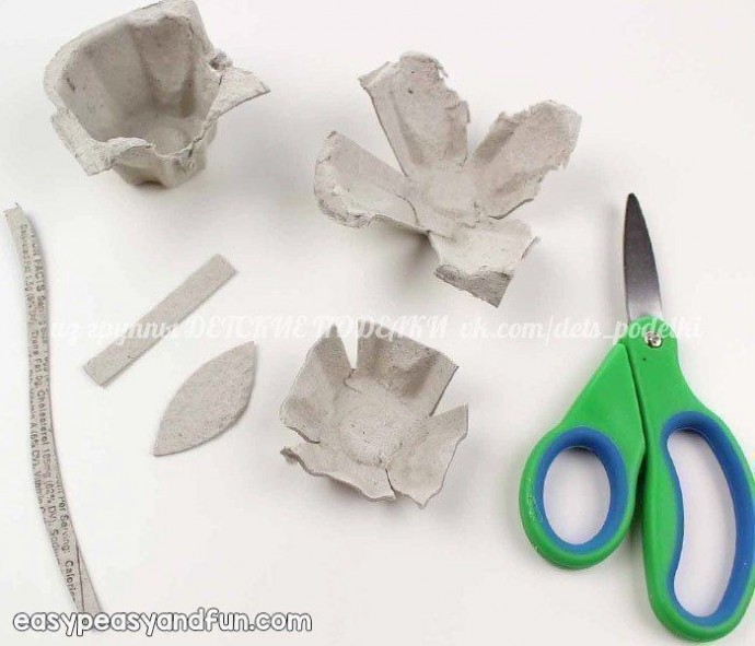 Цветочная аппликация из яичной упаковки