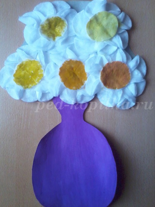 Поделка из ватных дисков в виде ромашечек