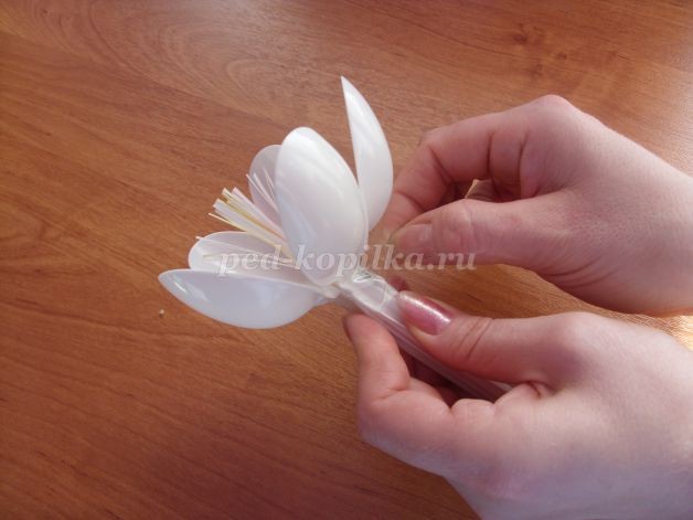 Подснежники из одноразовых ложек: часть 1