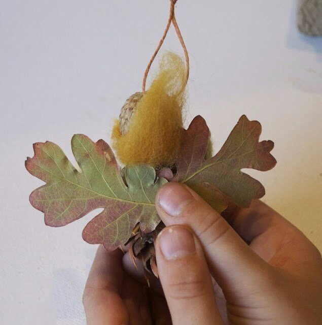 Лесная фея из шишки и желудей