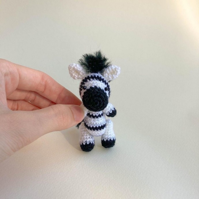 Маленькая зебра из пряжи Маленькая зебра из пряжи