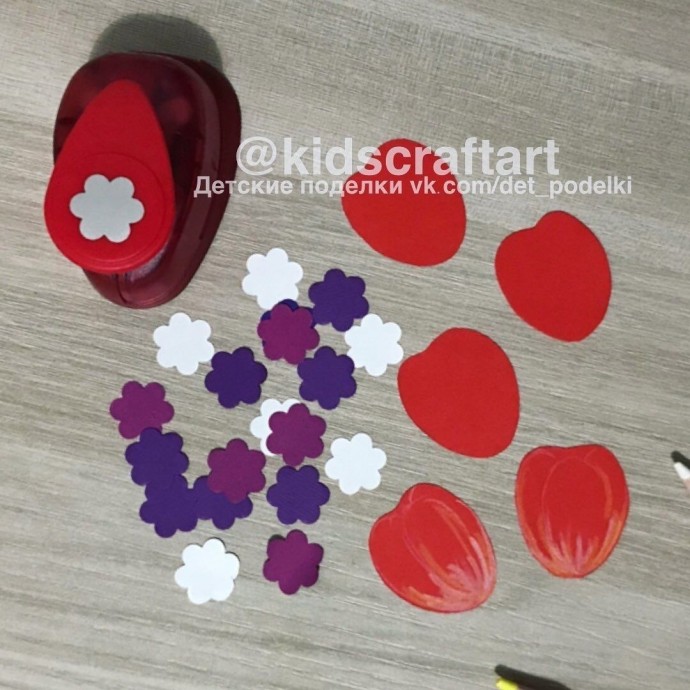 Девочка в пилотке Девочка в пилотке