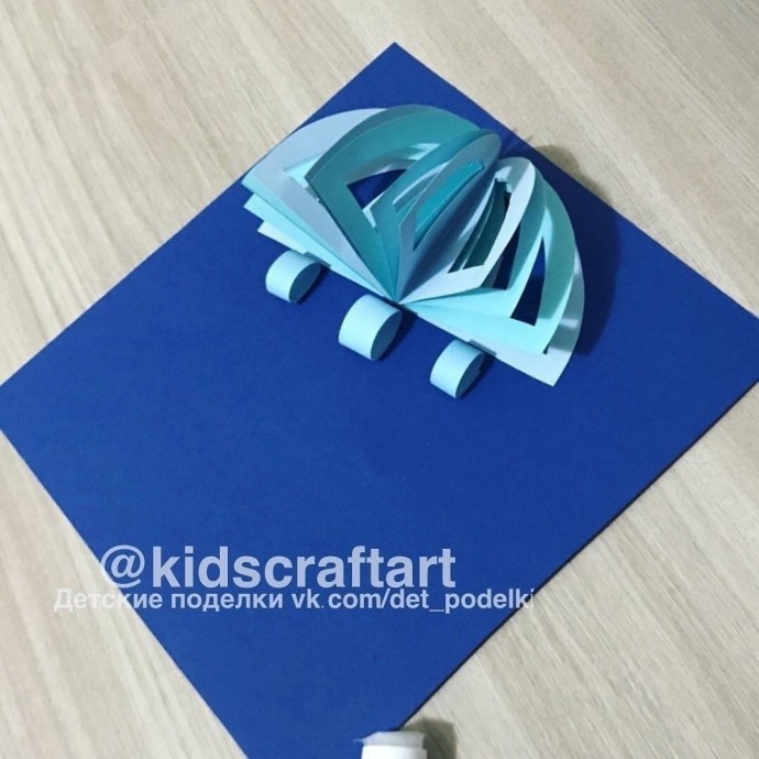 Медуза из цветной бумаги Медуза из цветной бумаги