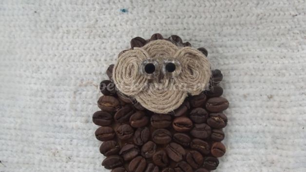 ​Магнит "Овечка" из кофейных зерен детскими руками: часть 2