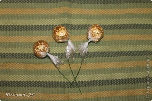Хризантемы из конфет и гофрированной бумаги