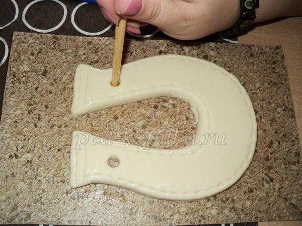 ​Подкова из соленого теста детскими руками: часть 1