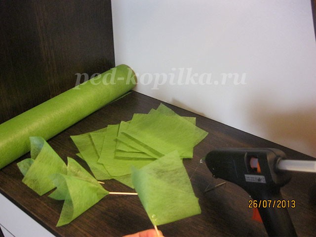 Букет из конфет детскими руками: мастер-класс, часть 2 Букет из конфет детскими руками: мастер-класс, часть 2