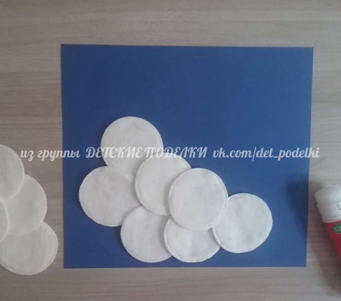 Аппликация из картона и ватных дисков "Сладких снов"