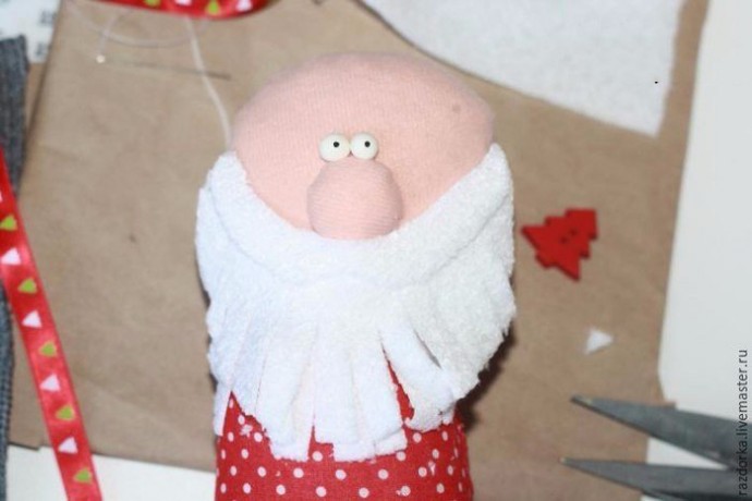 ​Мягкая игрушка в виде Деда Мороза
