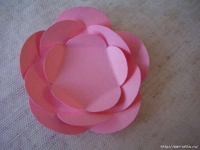 Ваза с цветами из бумаги