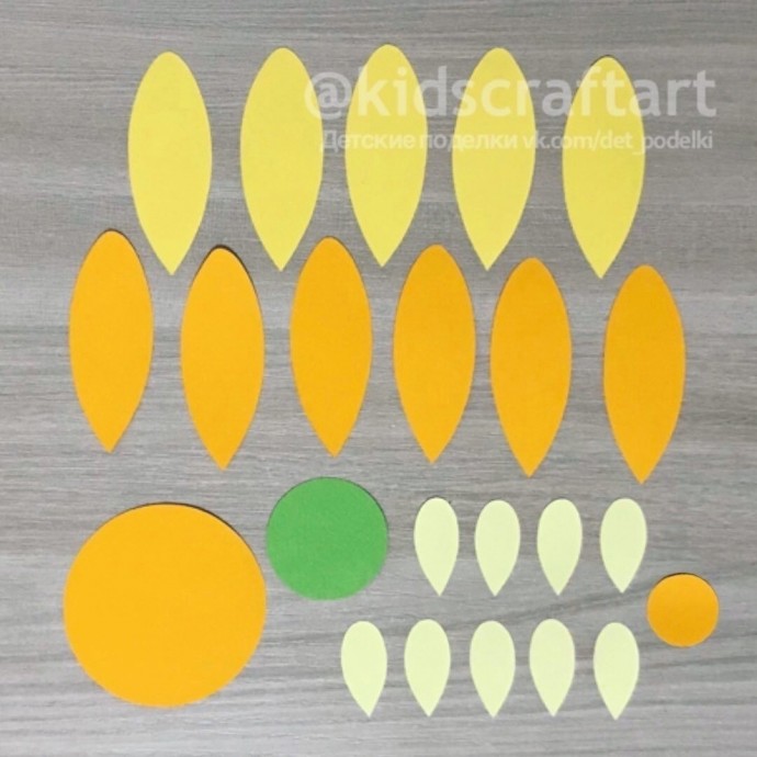 ​Божья коровка на цветке