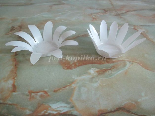 Ромашки из бросового материала детскими руками: часть 1