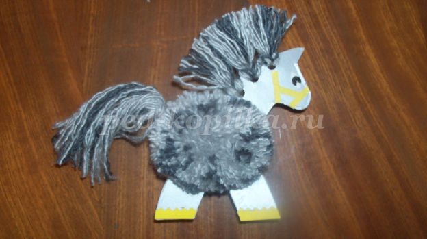 Лошадка из помпона