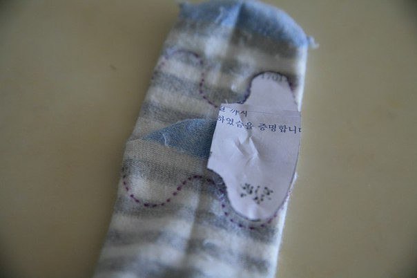 Милый котенок из носков