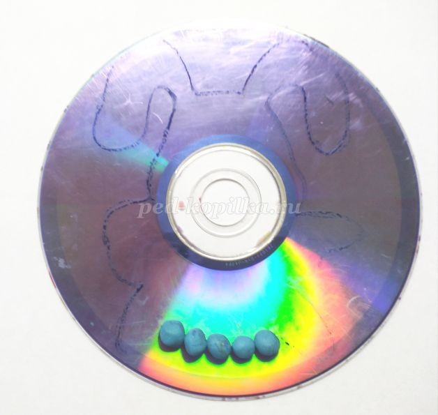 Пластилинография на диске: зайчик, часть 1