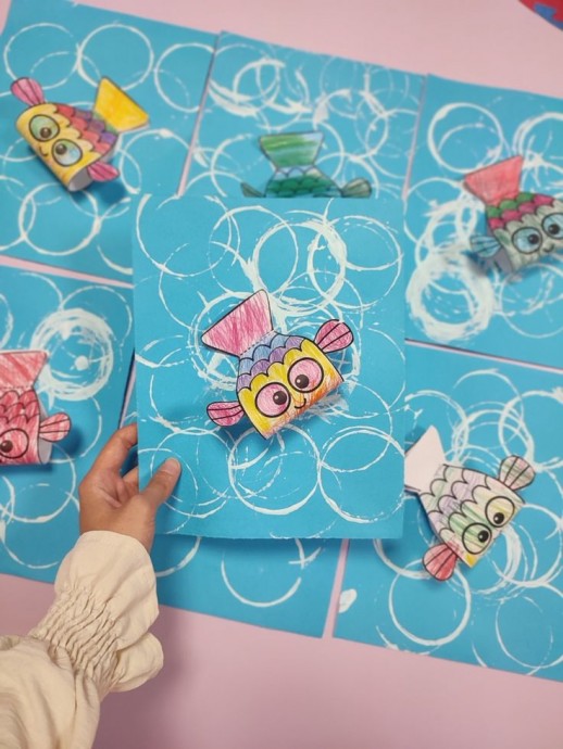 ​Рыбки в водоеме: аппликация из бумаги