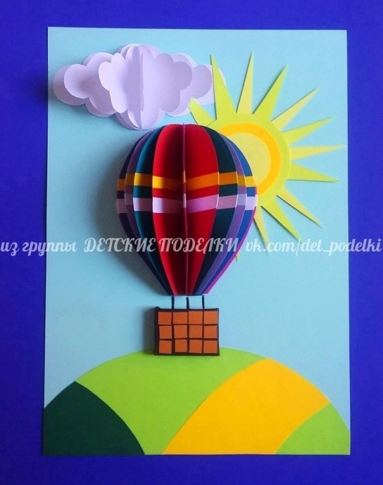 Воздушный шар под солнцем в облаках Воздушный шар под солнцем в облаках