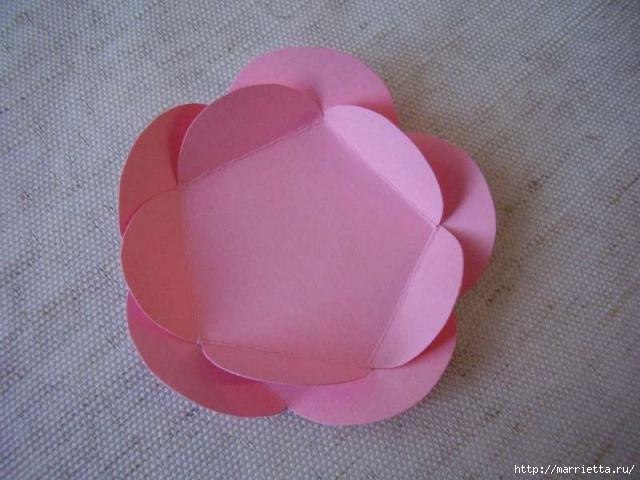 Ваза с цветами из бумаги