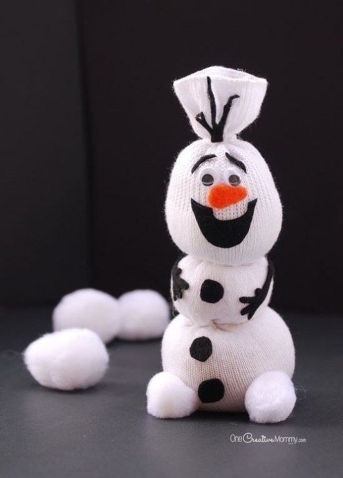 Веселый снеговик из носка