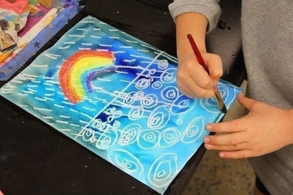 Дождик с радугой акварелью и восковыми карандашами
