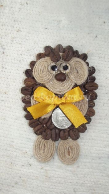 ​Магнит "Овечка" из кофейных зерен детскими руками: часть 2