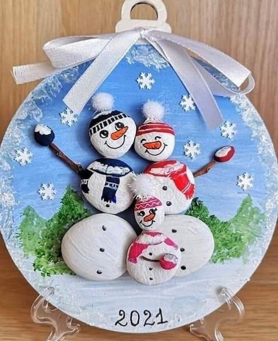 Новогодние панно с расписными камешками