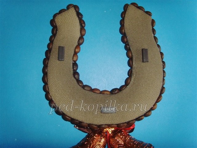 Подкова из кофейных зерен детскими руками: часть 3 Подкова из кофейных зерен детскими руками: часть 3