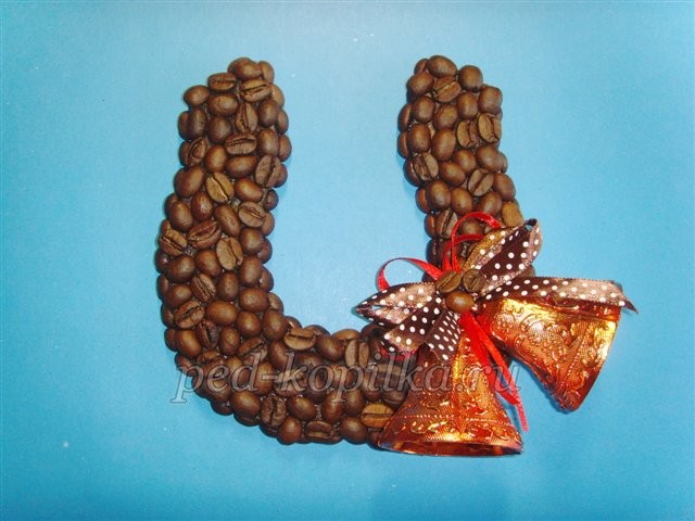 Подкова из кофейных зерен детскими руками: часть 3 Подкова из кофейных зерен детскими руками: часть 3