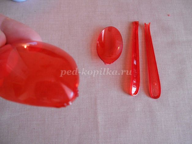 ​Красные тюльпаны из пластиковых ложек: часть 1