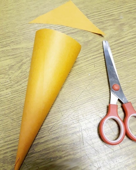 Морковка из цветной бумаги