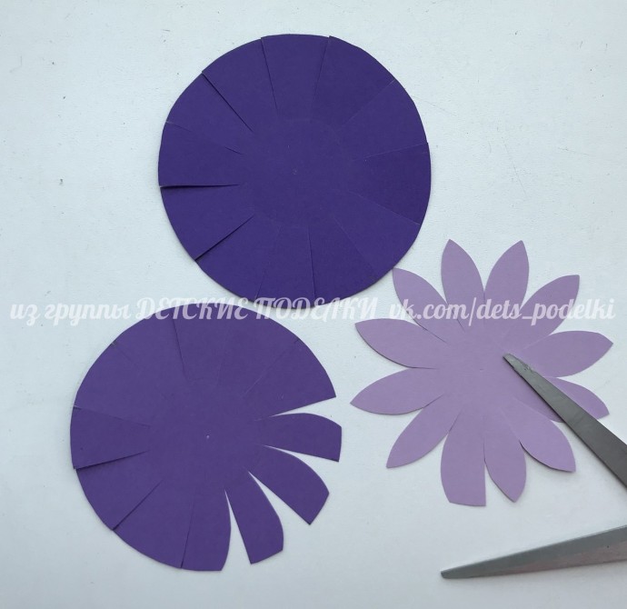 ​Стрекоза и лягушка на кувшинке