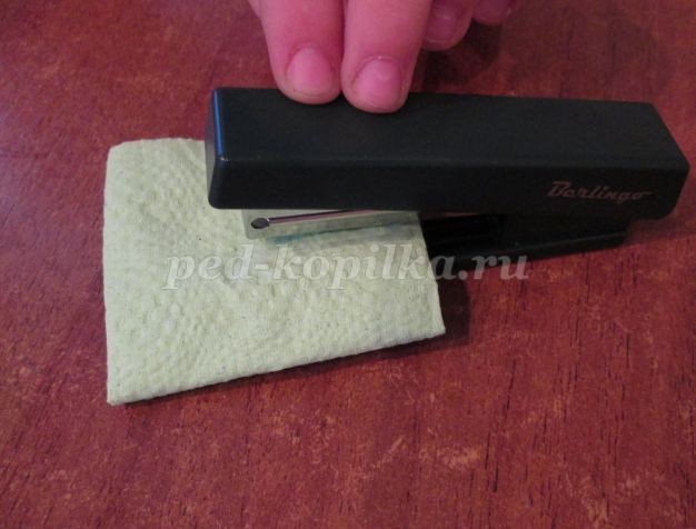 Ёлка из салфеток детскими руками: новогодний мастер-класс, часть 2