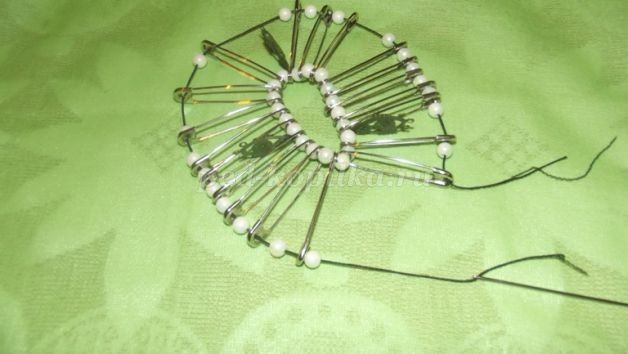 Браслет из булавок детскими руками Браслет из булавок детскими руками